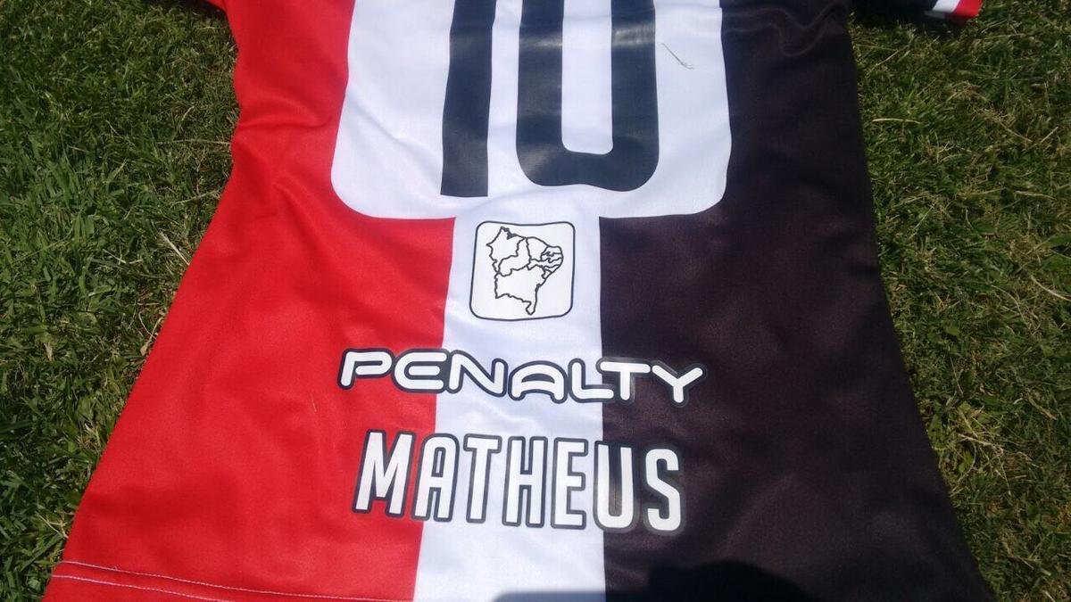Em 2017, o primeiro padrão do Santa Cruz foi desenhado por um torcedor. Através de uma eleição popular, os sócios escolheram a camisa com listras verticais para ser usada apenas na Copa do Nordeste. O criador do manto foi o tricolor Matheus Pros