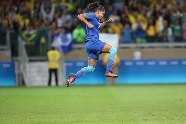 Imagens emocionantes das cobranas de pnaltis no Mineiro e da classificao do Brasil s semifinais do torneio feminino de futebol dos Jogos Olmpicos. Goleira Brbara pegou pnalti e deu vitria  Seleo por 7 a 6 sobre a Austrlia. Com 52 mil pagantes, estdio foi  loucura.