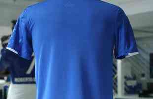 Imagens da camisa principal do Cruzeiro para a temporada de 2019
