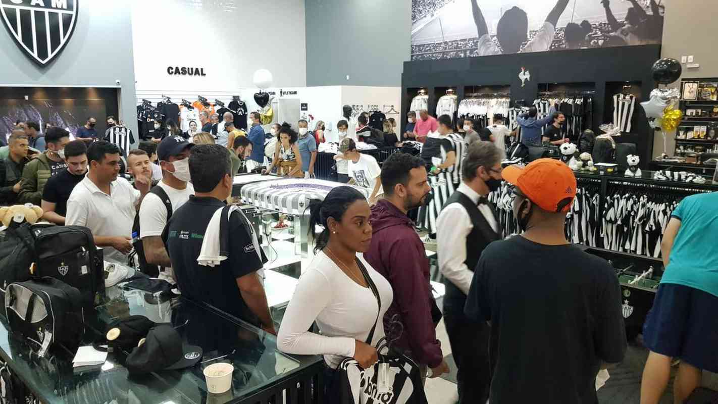 Primeiro dia de vendas da nova coleção Adidas, do Atlético, teve movimento intenso de torcedores na Loja do Galo do bairro de Lourdes, em Belo Horizonte.