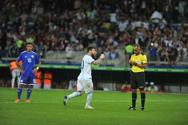 Fotos do duelo entre Argentina e Paraguai, no Mineiro, pela Copa Amrica