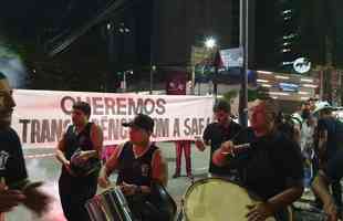 Torcedores do Atltico protestaram em frente  sede do clube nesta segunda-feira (21/11)