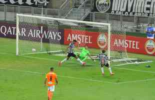 Fotos do gol de Marrony, do Atltico, sobre o La Guaira, no Mineiro