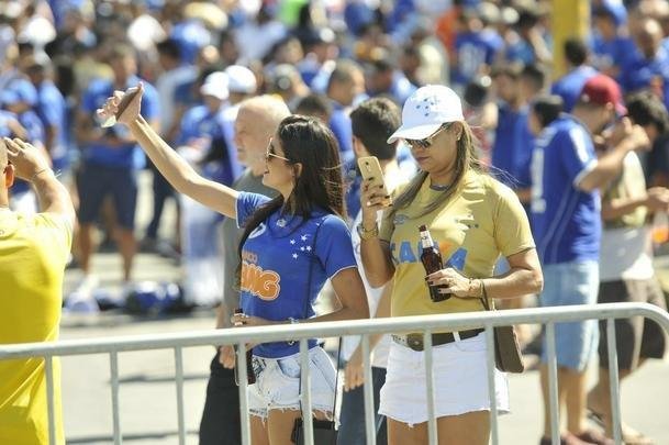 Torcedores do Cruzeiro compareceram em grande nmero ao Mineiro na semifinal contra o Tupi