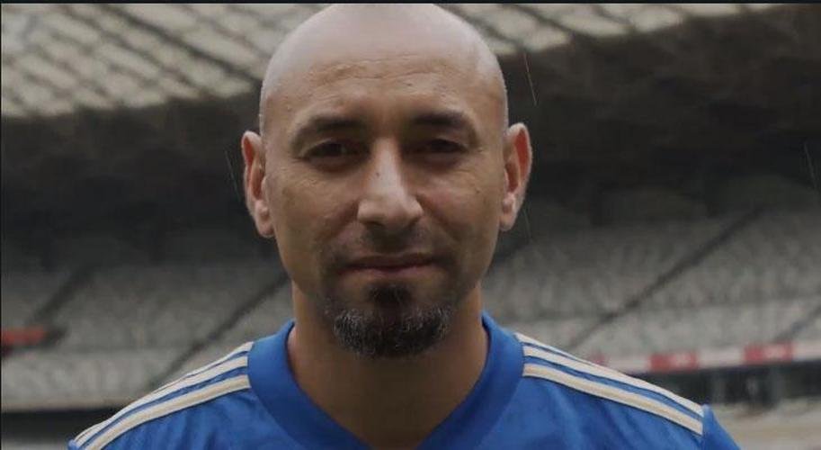 Ídolos exibiram detalhes da nova camisa do Cruzeiro, em homenagem ao centenário celeste. Na foto, o ex-goleiro Gomes, campeão da Tríplice Coroa, em 2003