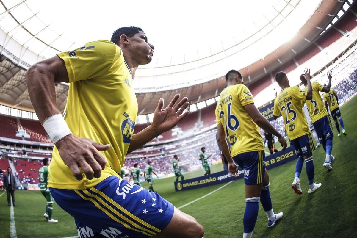 Fotos da partida entre Cruzeiro e Chapecoense, pela 24 rodada da Srie B do Campeonato Brasileiro. O jogo foi realizado neste sbado (13), no estdio Man Garrincha, em Braslia.