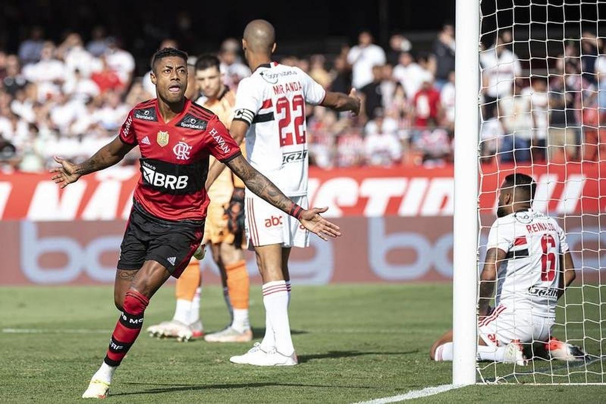 Flamengo massacrou So Paulo em pleno Morumbi e mantm sonho de conquistar o Campeonato Brasileiro, apesar de grande vantagem do Atltico