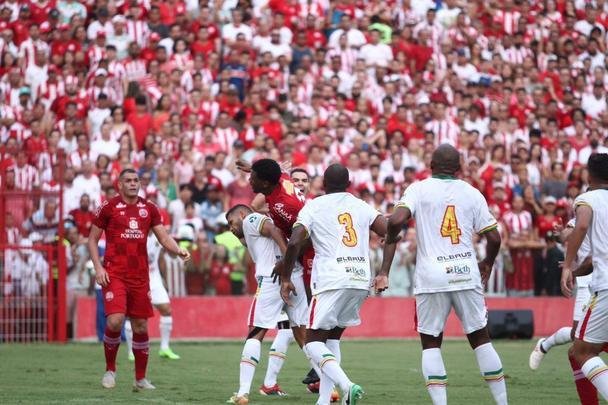 Náutico e Sampaio Corrêa iniciaram a decisão da Série C neste domingo