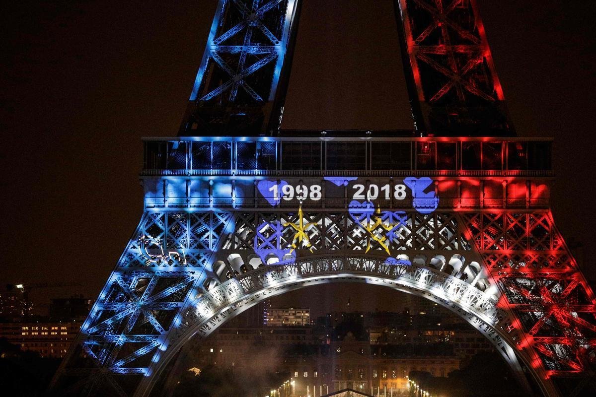 Quando a noite chegou, Paris ficou ainda mais linda: Torre Eiffel foi iluminada com as cores da bandeira francesa e Arco do Triunfo recebeu projees com rostos dos campees