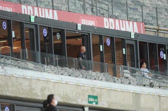 As reaes de Sampaoli e Vargas na goleada do Atltico sobre o Flamengo
