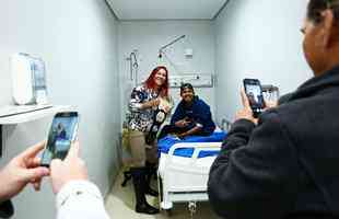 Cris Cyborg em visita a crianas no Hospital Erasto Gaertner, em Curitiba