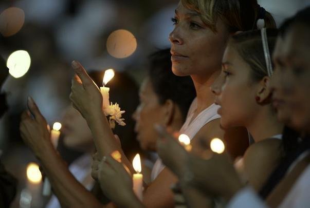 Lugar destinado a futebol e muita alegria, o Estdio Atanasio Girardot foi palco de homenagens e emoo. Com roupas brancas e flores nas mos, torcedores do Atltico Nacional fizeram viglia no local que seria, nesta quarta-feira, palco do jogo de ida da final da Copa Sul-Americana. Mas o desastre areo que matou grande parte da delegao da Chapecoense, convidados e jornalistas brasileiros impediu a realizao da festa. No lugar da bola rolando, tristeza e solidariedade. E milhes de entusiastas do esporte espalhados por todo o planeta dispostos a desejar fora  Chape. As imagens acima mostram que tudo isso  muito mais que futebol. O Nacional, atual campeo da Copa Libertadores, mostra todo o seu apoio ao clube catarinense, agora em busca de reconstruo para tocar seu caminho