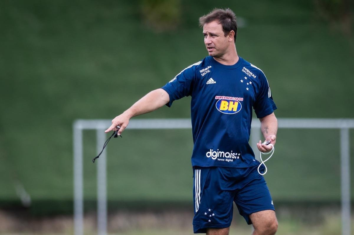 Imagens do primeiro dia de pr-temporada do Cruzeiro, na Toca da Raposa II