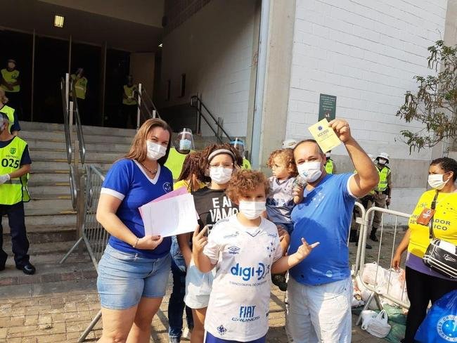 Torcida do Cruzeiro chega ao Independncia para o primeiro jogo com pblico no estdio durante a pandemia