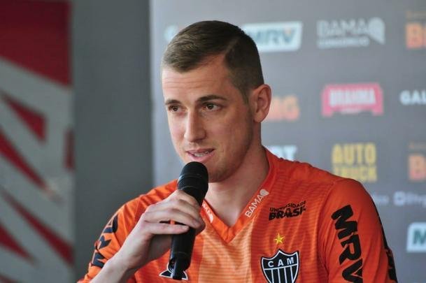 Imagens do pronunciamento do ex-volante Adilson