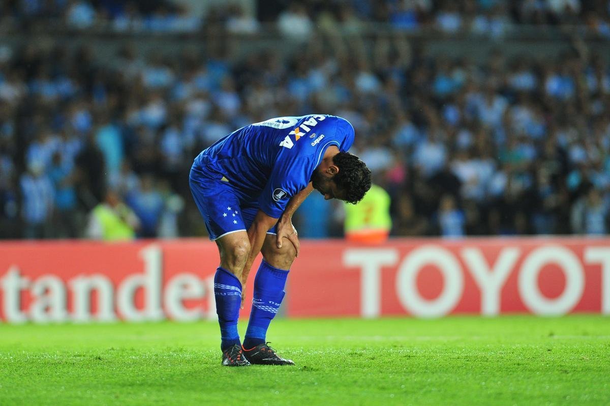Fotos do primeiro tempo de Racing e Cruzeiro, no El Cilindro, pela Copa Libertadores. Atacante Fred se machucou na panturrilha direita logo no comeo da partida e foi substitudo por Rafael Sobis