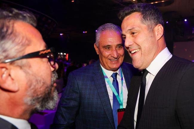 Brasileiros no sorteio da Copa do Mundo do Catar. Brasileiros no sorteio da Copa do Mundo do Catar. Na foto, o ex-goleiro Julio Cesar com o tcnico Tite, da Seleo Brasileira