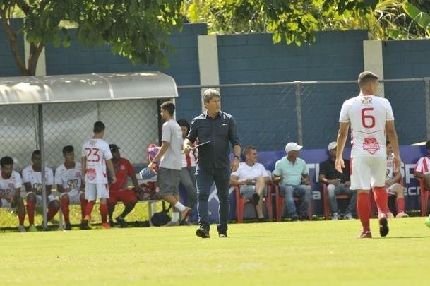 Com gols de Rafinha, David, Renato Kayzer e Murilo, Cruzeiro venceu Democrata-SL por 4 a 1 em jogo-treino nesta tera-feira, na Toca da Raposa 2 (fotos: Juarez Rodrigues/EM D.A Press)