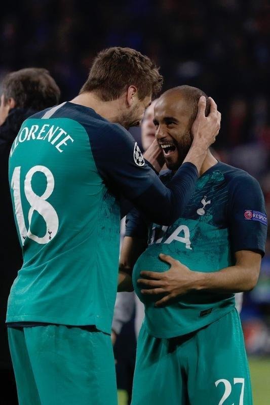 Lucas marcou trs vezes contra o Ajax e conduziu o Tottenham  final da Liga dos Campees