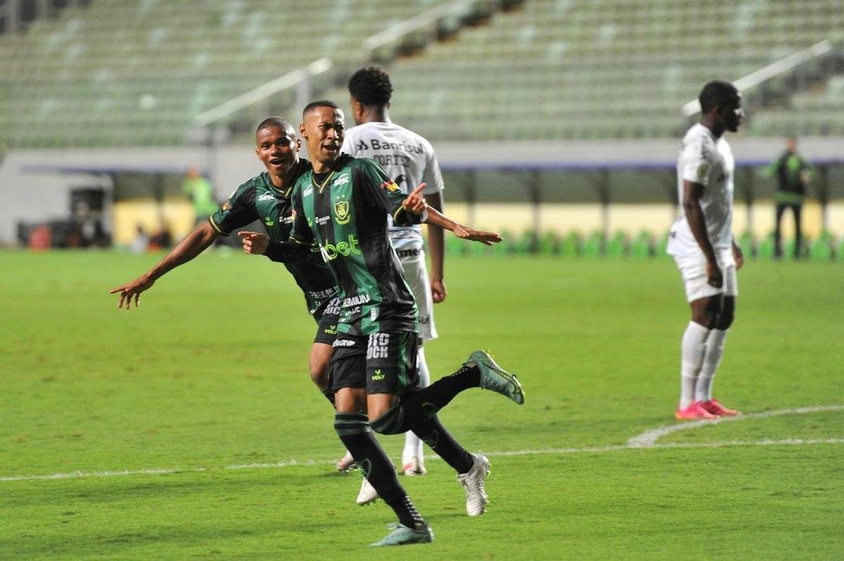 Ademir, de pnalti, ampliou para o Amrica sobre o Grmio: 2 a 0