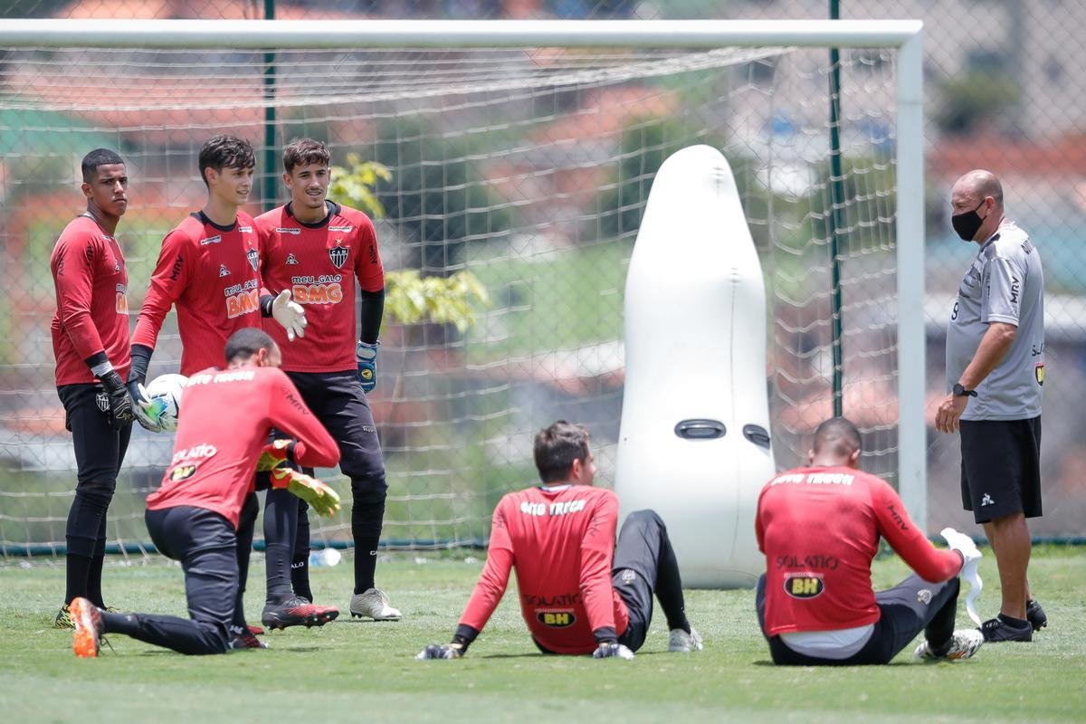 Aps polmica balada, Dylan e Marrony participam normalmente do treino na Cidade do Galo