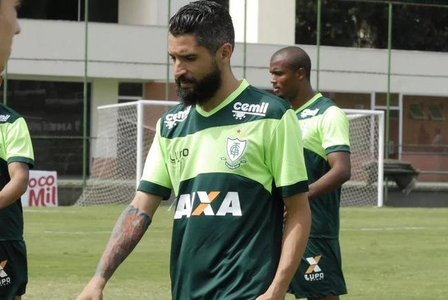 Tony: Meia de 36 anos. Est sem clube desde que deixou o Cricima, no fim de 2022
