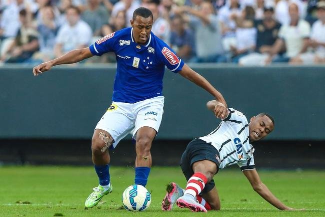 Com gols de Vagner Love (2) e Jadson, Corinthians venceu Cruzeiro por 3 a 0 neste domingo, na Arena Itaquero, em So Paulo
