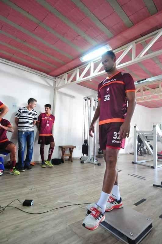 Torcedores do Boa Esporte foram na tarde desta tera-feira ao Estdio Municipal Rubro Negro para tirar selfies com o goleiro Bruno. Jogador realizou teste fsicos no local