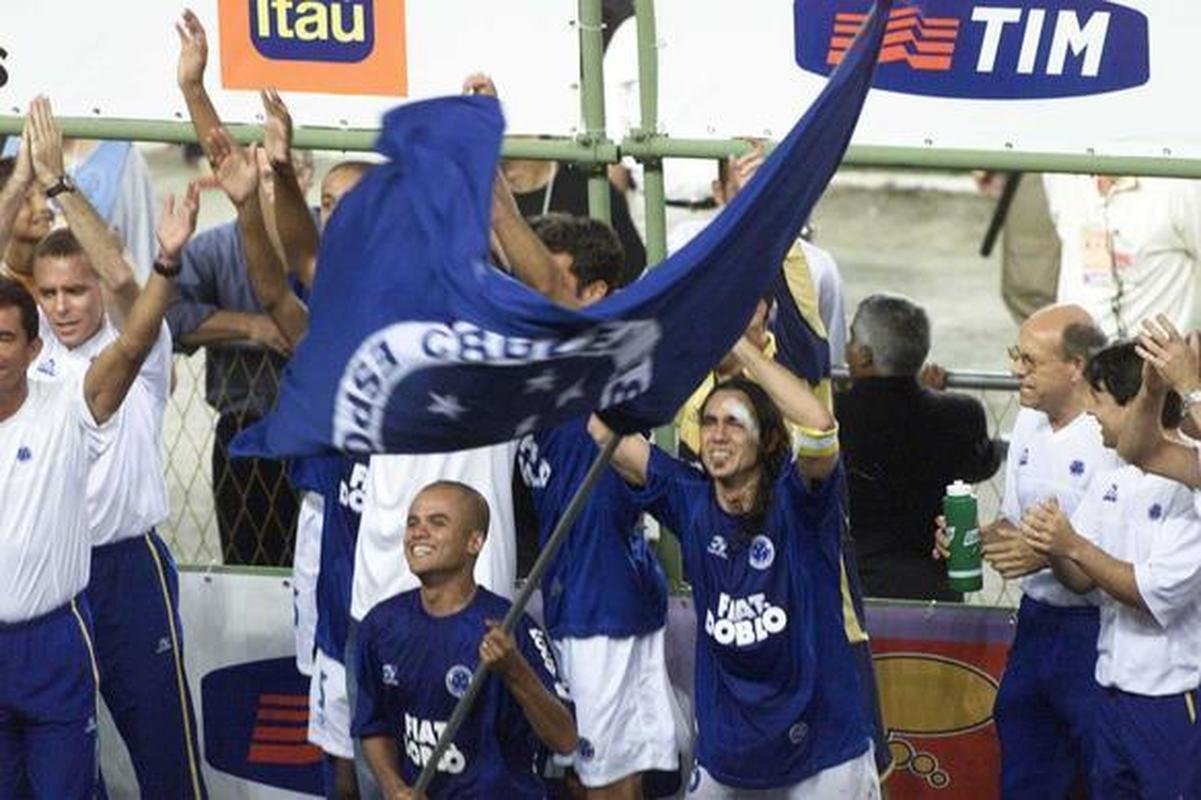 Ao final do jogo, muita festa e emoo na despedida de Sorn