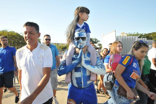 Chegada da torcida do Cruzeiro ao Mineiro para o jogo contra a Ponte Preta pela 13 rodada da Srie B do Campeonato Brasileiro. Estdio voltou a receber grande pblico