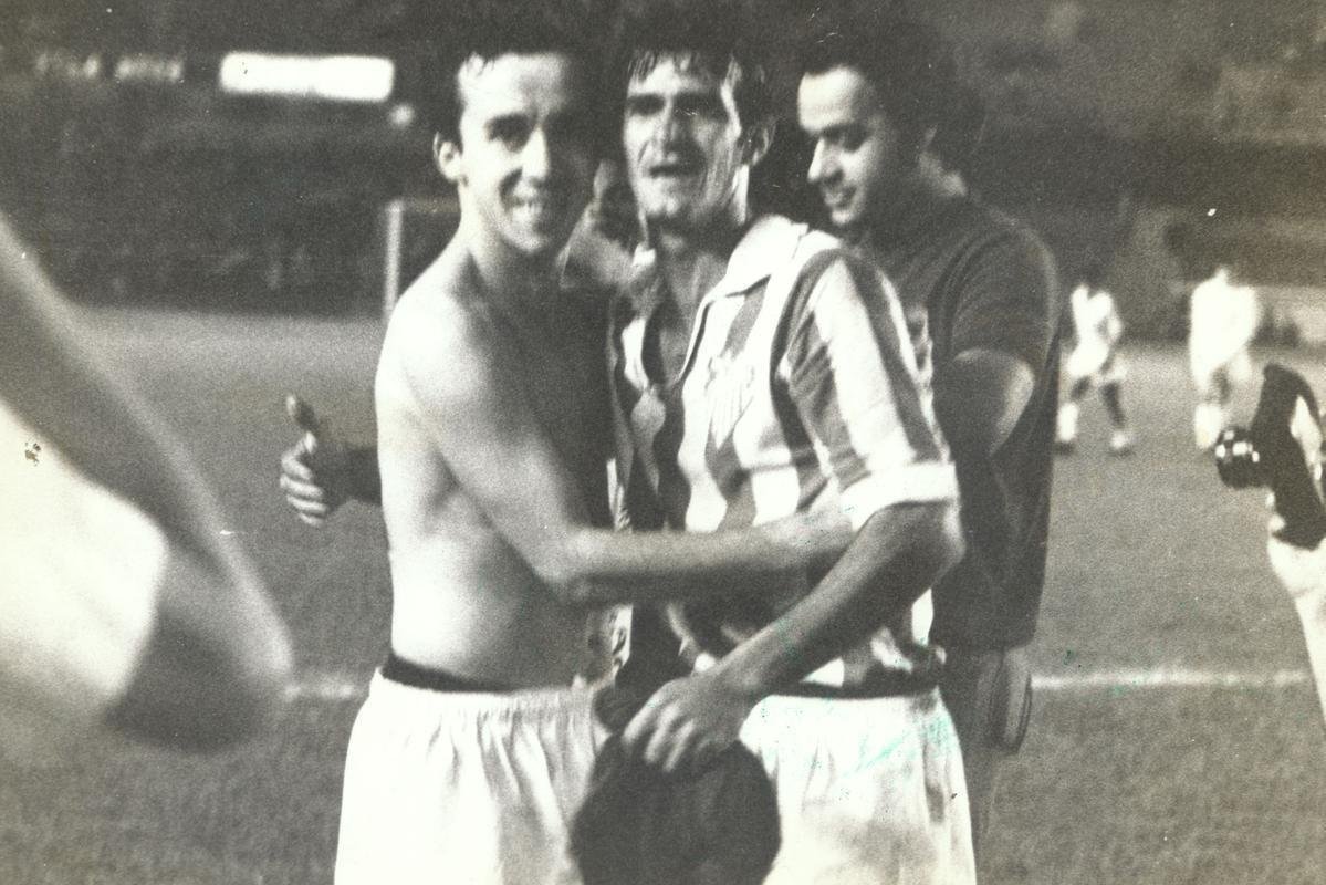 03/09/1968 - Os jogadores de futebol Tosto, do Cruzeiro, e Paulinho, do Villa Nova, trocam camisas aps jogo pelo Mineiro de 1968.