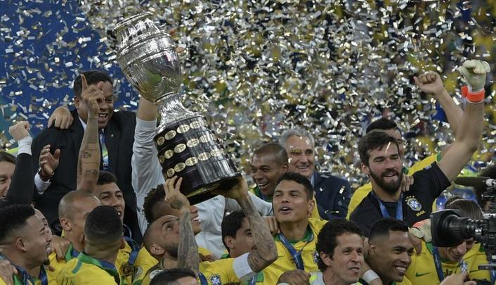 Seleção Brasileira derrota Peru por 3 a 1, conquista Copa América e ergue a taça no Maracanã; veja as fotos da festa do Brasil