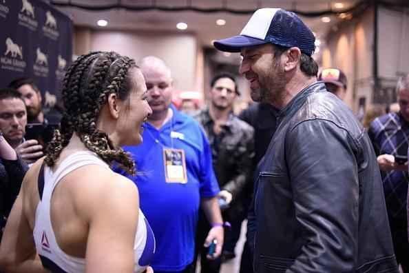 Astros presentes no UFC 196 - A campeã Miesha Tate com o ator Gerard Butler