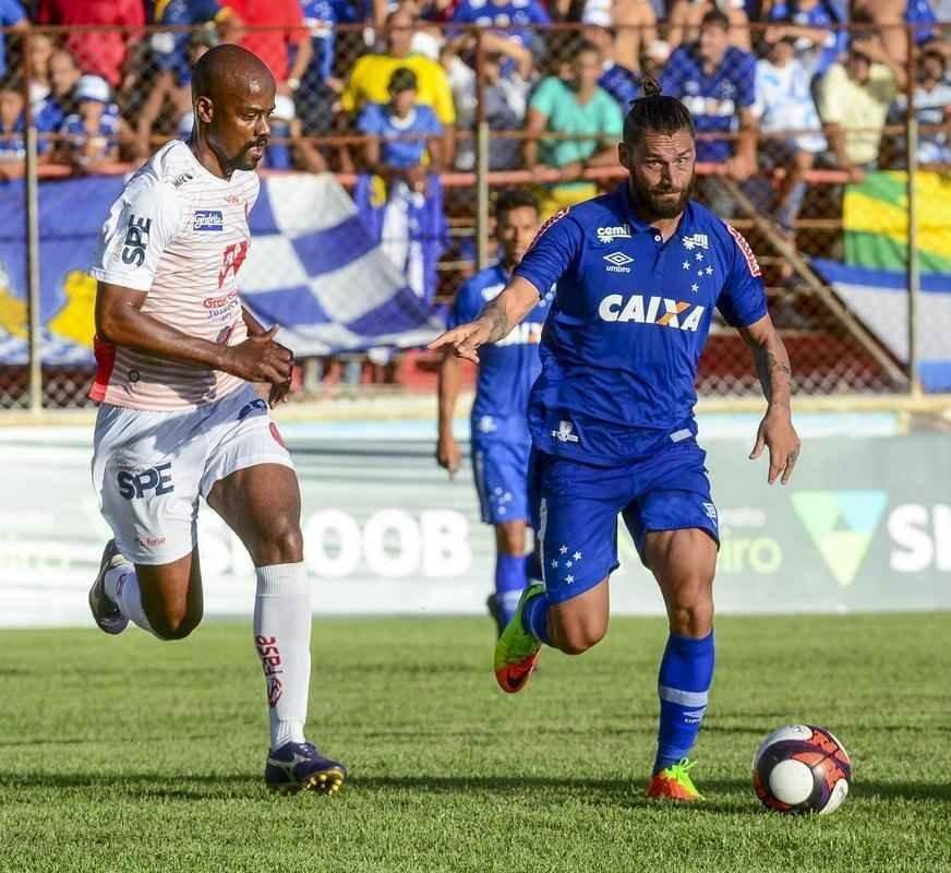 Fotos da vitria do Cruzeiro sobre o Amrica, em Tefilo Otoni, pelo Campeonato Mineiro