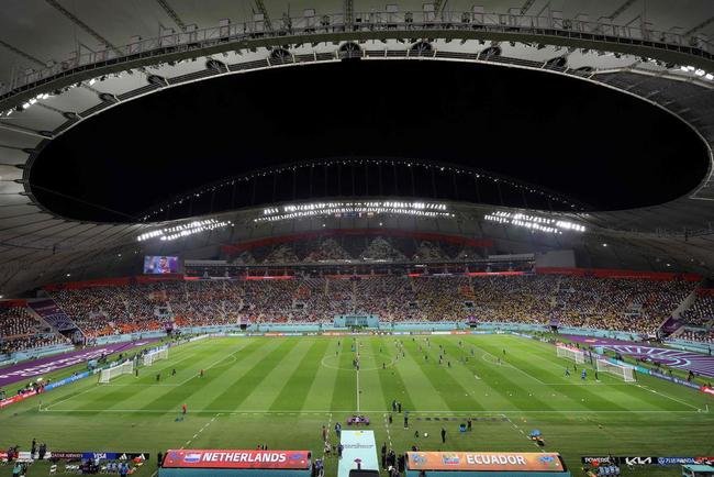 Torcedores de Holanda e Equador no jogo pelo Grupo A da Copa do Mundo.