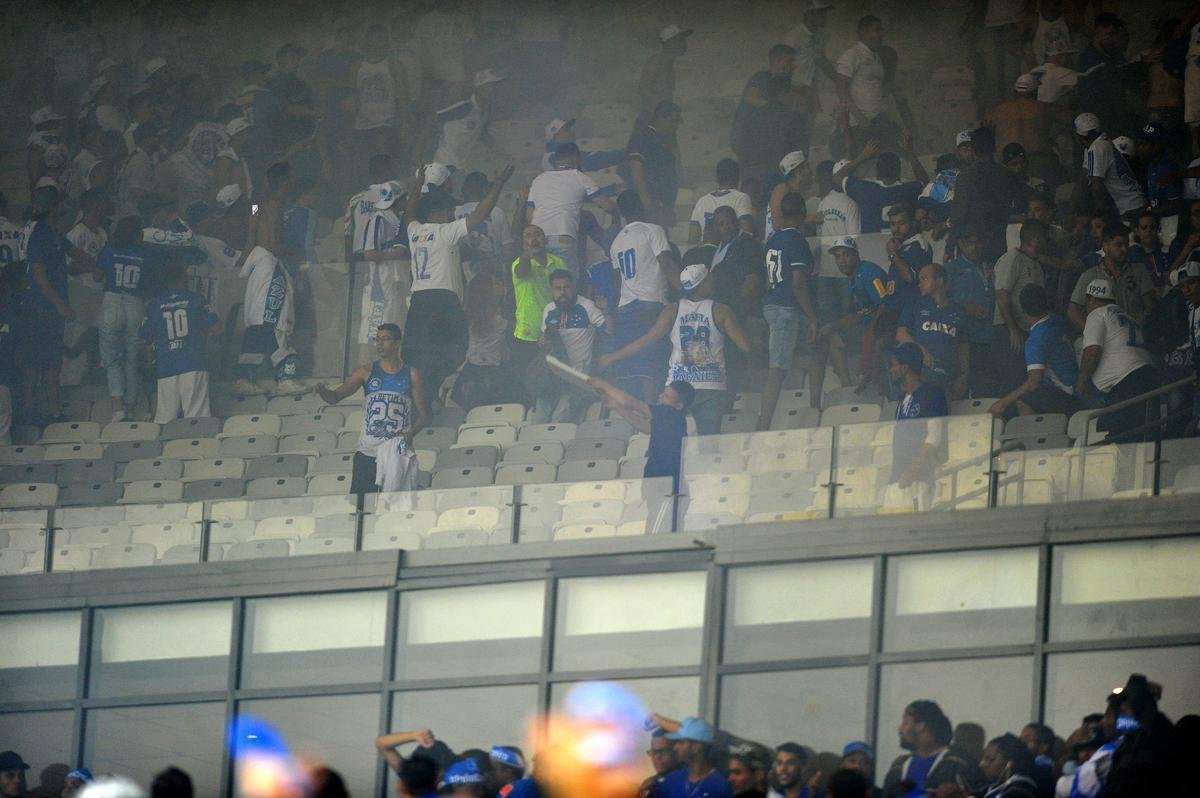 Sinalizadores, rojes, ira e xingamentos: a reao da torcida celeste com a derrota no Mineiro