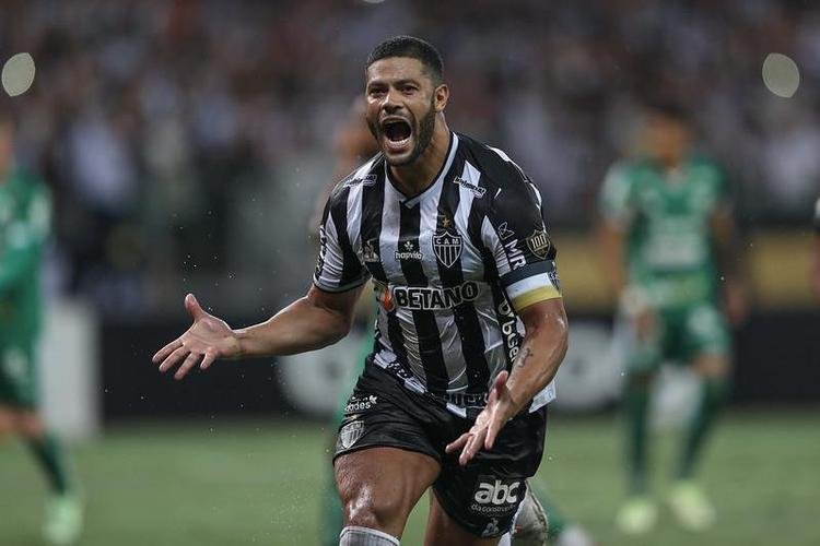 Hulk marcou os dois gols da vitria do Galo por 2 a 0: um de pnalti e outro em lindo chute no ngulo