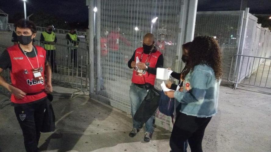 Torcida do Atltico movimenta ruas prximas ao Mineiro antes do jogo 
