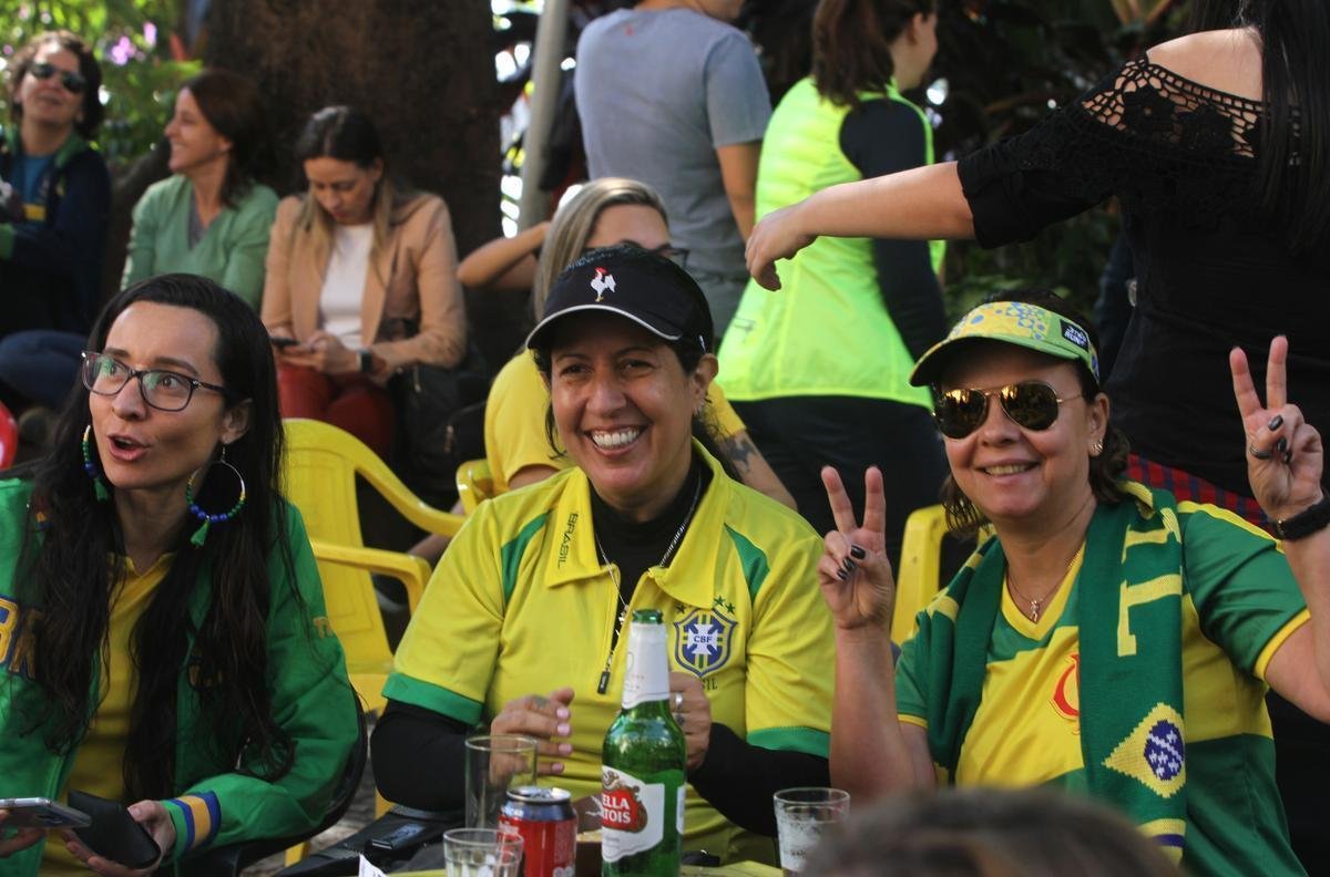 Cerca de 300 pessoas acompanharam no Bar da Dalva a vitria do Brasil contra a Jamaica na estreia da Copa do Mundo da Frana