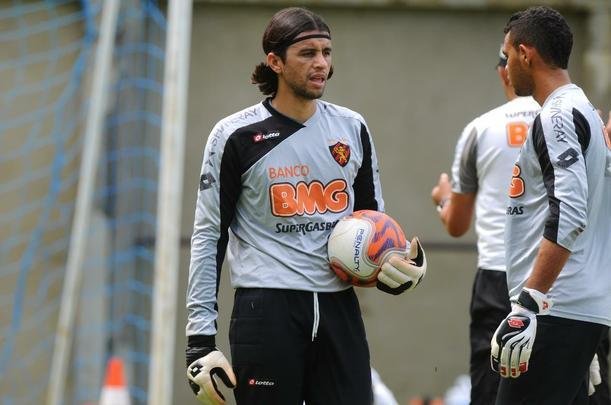 Rodrigo Calaça chegou ao Sport emprestado pelo Goiás, depois de se habituar à reserva do ídolo esmeraldino Harlei, ele conviveu com a reserva de Magrão durante lesão de Saulo em 2011