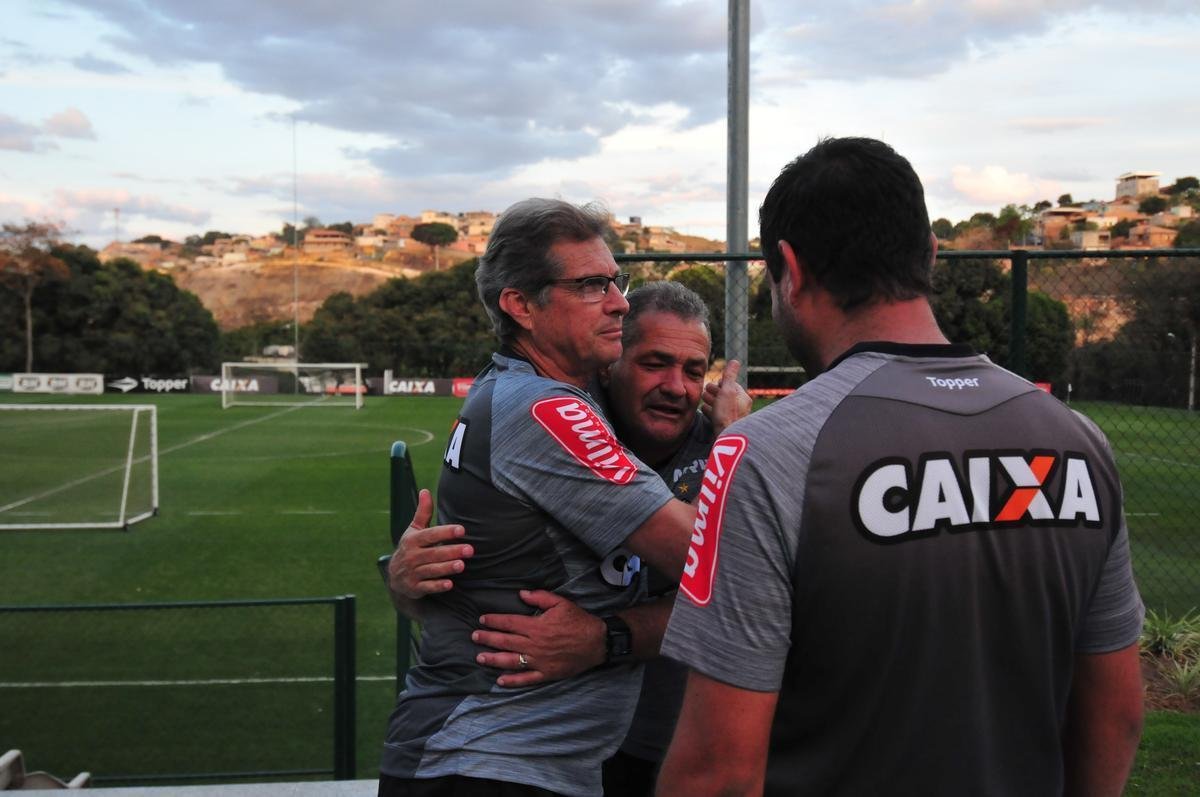 O tcnico Oswaldo de Oliveira foi apresentado na tarde desta tera-feira e, em seguida, comandou treino na Cidade do Galo