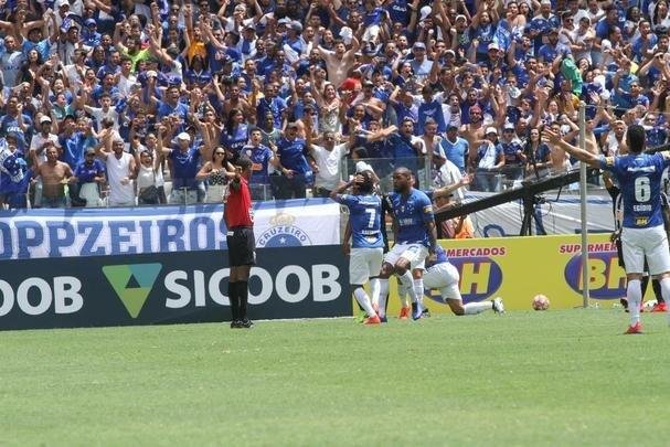 Fred abriu o placar para o Cruzeiro aos 15 minutos do segundo tempo em cobrana de pnalti