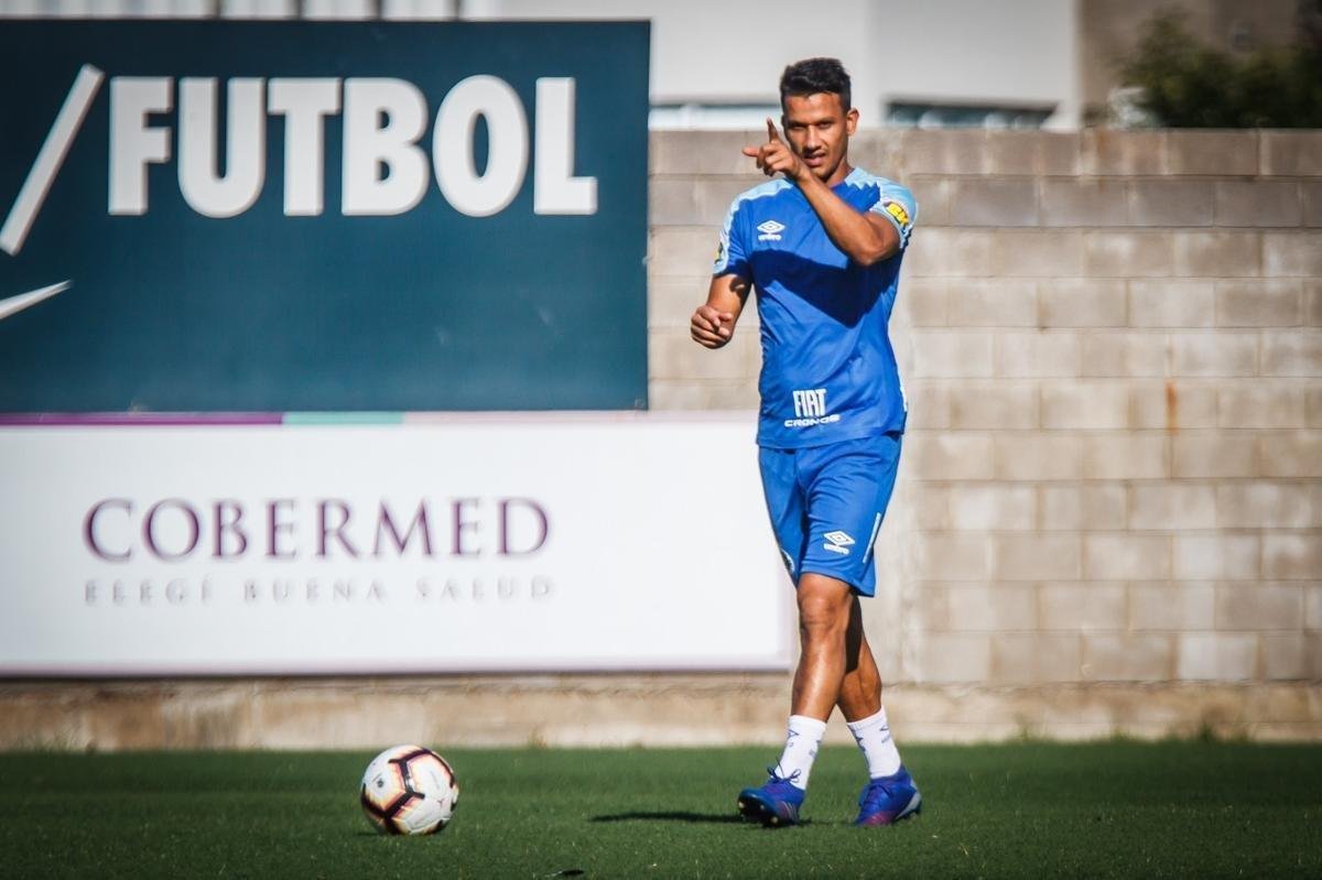 Cruzeiro treinou no complexo Nuevo Gasmetro, do San Lorenzo, antes da estreia na Copa Libertadores. Time celeste enfrenta o Huracn, nesta quinta-feira (07/03), s 19h, no El Palacio