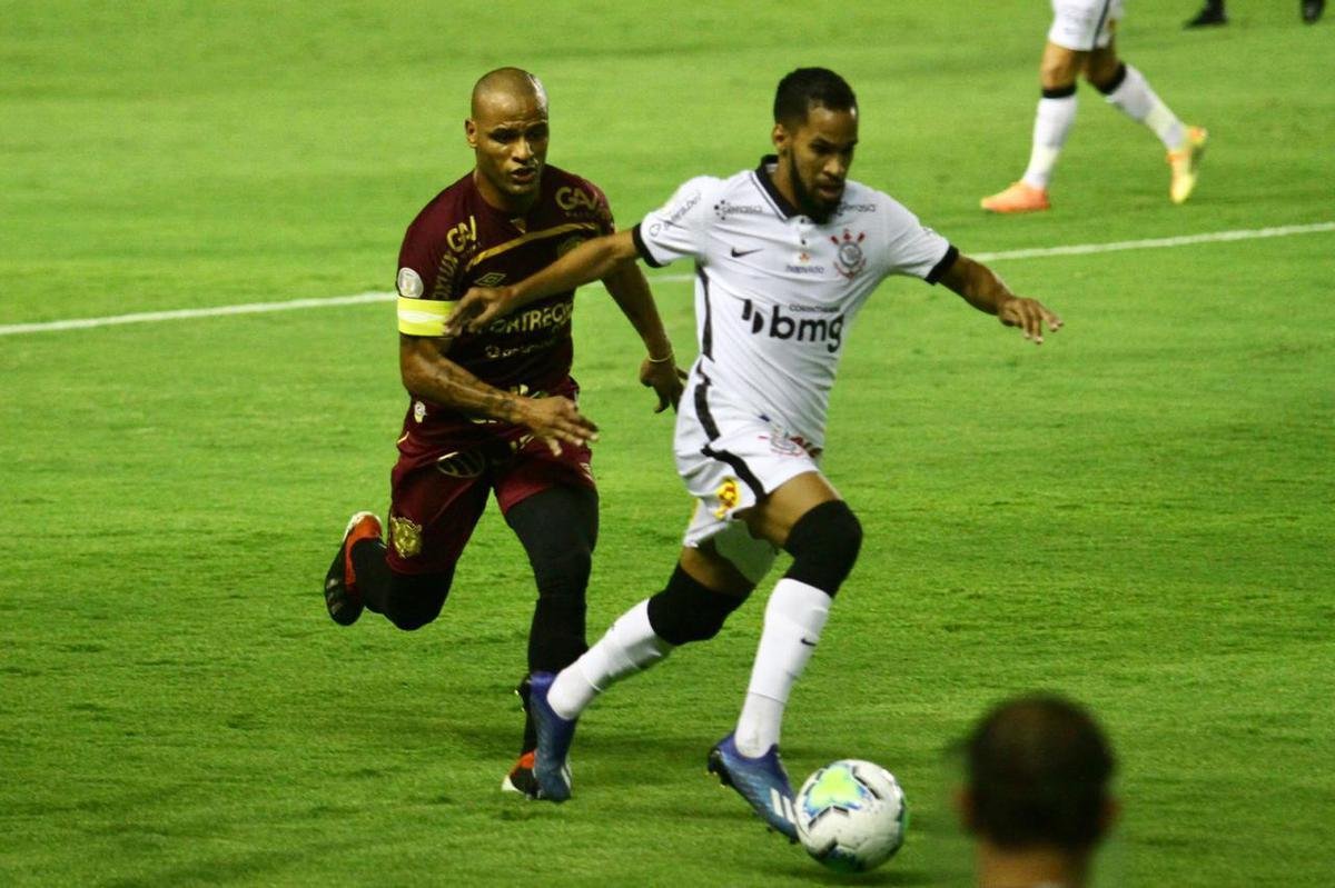 Com gol do zagueiro Maidana, de pênalti, Sport venceu o Corinthians em casa e deu um salto importante na tabela de classificação da Série A.