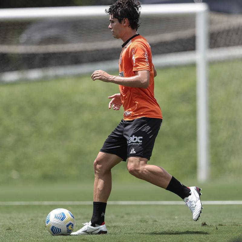 Aps a vitria por 2 a 1 sobre o Cuiab, neste domingo (24), pelo Campeonato Brasileiro, o elenco do Atltico se reapresentou e treinou na tarde desta segunda-feira (25), na Cidade do Galo, em Vespasiano. As atividades visaram o duelo de volta da semifinal da Copa do Brasil, contra o Fortaleza, que ocorrer na quarta-feira (27). Por ter vencido o jogo de ida por 4 a 0, no Mineiro, o Galo tem vaga encaminhada na deciso do principal torneio mata-mata do pas.