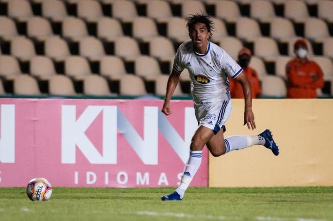 Marcelo Moreno - chegou ao Cruzeiro em fevereiro de 2020 com status de principal contratao, mas acumulou atuaes e nmeros decepcionantes na temporada. Na Srie B, marcou trs gols em 26 jogos. Segundo o SofaScore, o boliviano conseguiu apenas 26 finalizaes na competio, abaixo dos volantes Jadsom Silva (27) e Filipe Machado (29) e pouco acima do zagueiro Manoel (25). Rafael Sobis terminou como recordista, com 41 tentativas.