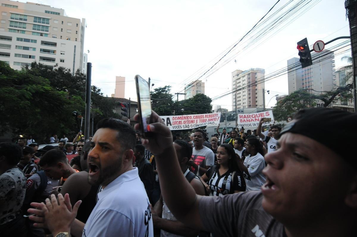 Depois de protesto na madrugada, torcedores do Atltico voltaram  sede de Lourdes, em BH, no final da tarde desta sexta-feira para atacar a diretoria do clube e os jogadores. Time foi goleado por 4 a 1 pelo Cerro Porteo na quarta-feira, em Assuno, e passou a ter chances remotas de se classificar s oitavas de final da Copa Libertadores. No domingo, Galo abre final do Mineiro contra o Cruzeiro, no Mineiro. Presso tenta mexer com brios do elenco s vsperas da deciso.