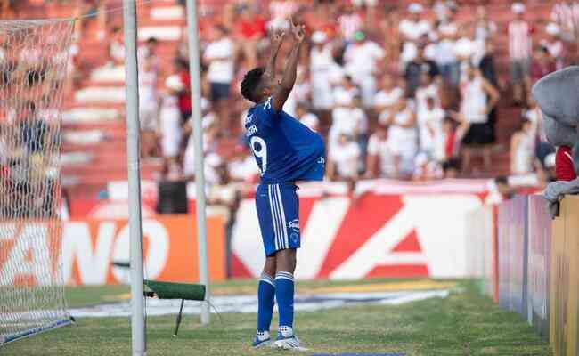 Willian Oliveira marcou o único gol do Cruzeiro na vitória por 1 a 0 diante do Náutico