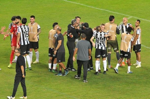 Depois de vitria do Atltico por 1 a 0 no tempo normal, Victor pegou trs pnaltis do Unin La Calera e levou o time alvinegro s oitavas de final da Sul-Americana