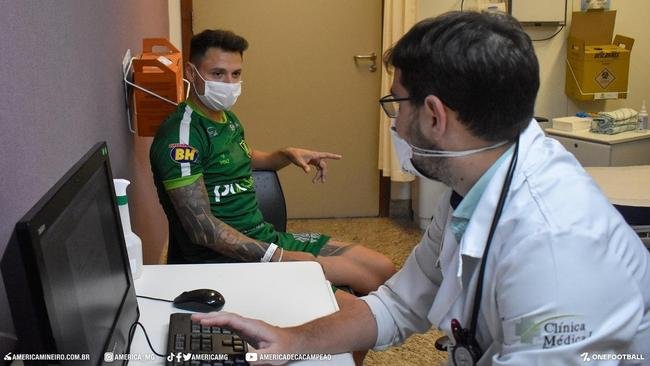 Fotos da chegada do atacante argentino Mauro Zrate a Belo Horizonte e do primeiro treinamento do jogador pelo Amrica no CT Lanna Drumond